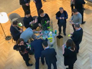 Vue du dessus d'un groupe autour d'un atelier créatif pendant un team building artistique à l'espace victoire en ile de France Paris