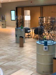 Totem Box Synergie en place dans salle de réunion pour team building créatif à Paris Ile de France