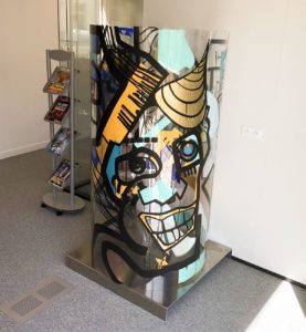 un totem géant d'art contextuel exposé dans une entreprise