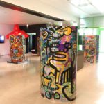 des totems plexi d'art contextuel de aNa exposés au siège de Euro News à Lyon France