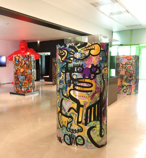 des totems plexi d'art contextuel de aNa exposés au siège de Euro News à Lyon France
