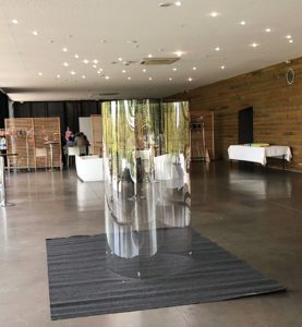 un cylindre tube transparent au milieu d'une salle de réunion ou de réception