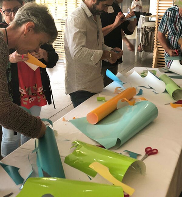 les participantes au programme créatif de coaching agilité découvre le stand de matériel à disposition