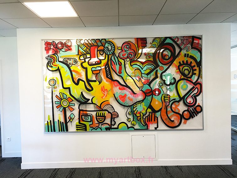 une fresque collective sur plexiglass encadrée et exposée dans un espace commun d'une entreprise