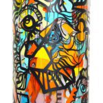 Milieu du cylindre peint avec des adhésifs de couleur collé par dessus résultat d'une animation fresque géante à Lyon