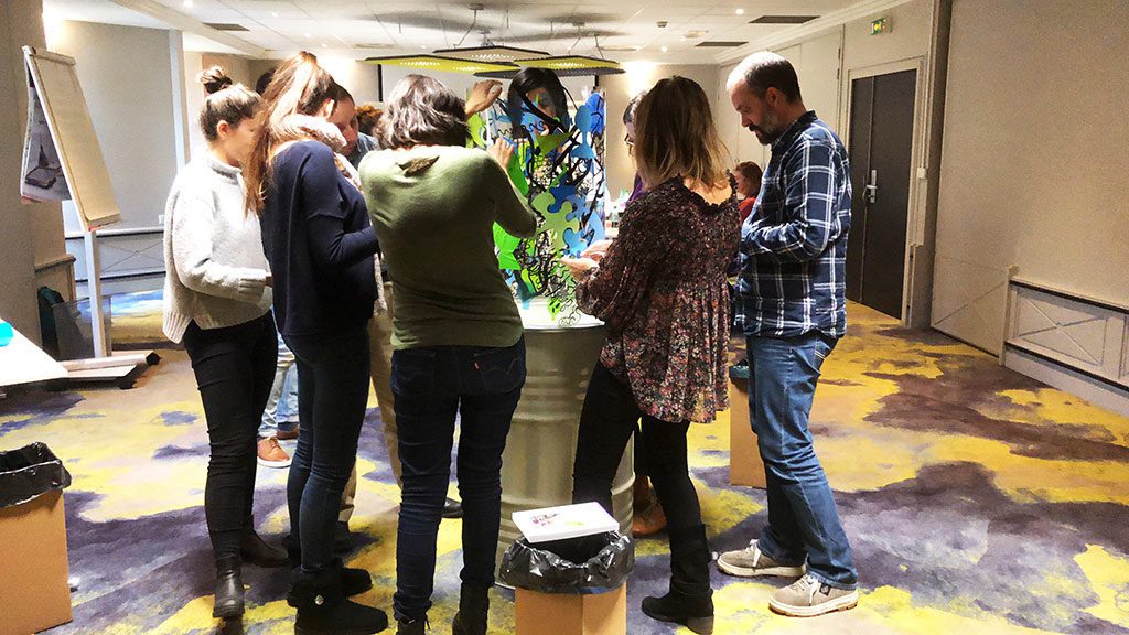 un groupe en pleine activité créative autour du totem art MYARTBOX à Grenoble