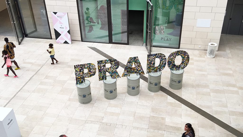 Vue du dessus des lettres œuvre d'art PRADO par l'artiste aNa au milieu du centre commercial à Marseille