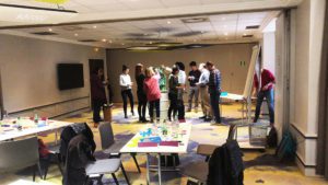 un groupe dans une salle de réunion d'un hotel Mercure de Grenoble lors d'un Programme créatif de coaching agilité animé par MYARTBOX