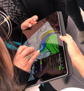 L'artiste aNa propose aux invités d'un événement de mettre en couleur la Fresque Digitale qu'elle a créé sur Ipad pro