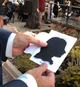 Découpage de silhouette sur papier noir pour vos convives en animation portrait pour mariage anniversaire ou événement et soirée