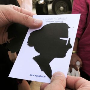 Image d'un animation portrait appelé silhouette de femme découpé sur du papier noir par un artiste my art box lors d'un mariage