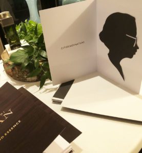 un exemple de portrait de profil découpé dans du papier noir et collé dans une pochette pré imprimée avec communication de la marque et offert lors d'une animation portrait silhouette Lyon