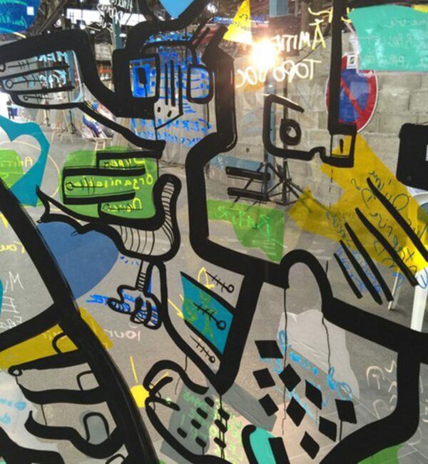 détail d'un dessin sur un tube double plexi art fresque graffiti par l'artiste aNa réalisé lors d'un team building tube à Lyon