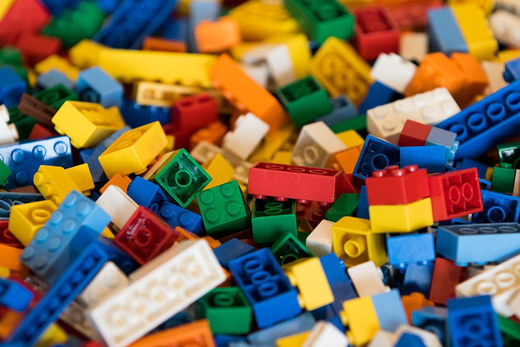pièces de lego de toutes les couleurs disponibles pour séances team building serious play