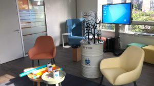 Animation artistique Totem Box en salle de créativité dans une entreprise à lyon
