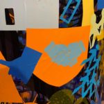 des symboles de mains jointes découpées dans des adhésifs de couleurs et collés sur un Tube plexi géant Totem Box XL lors d'une animation fresque my art box de l'artiste aNa