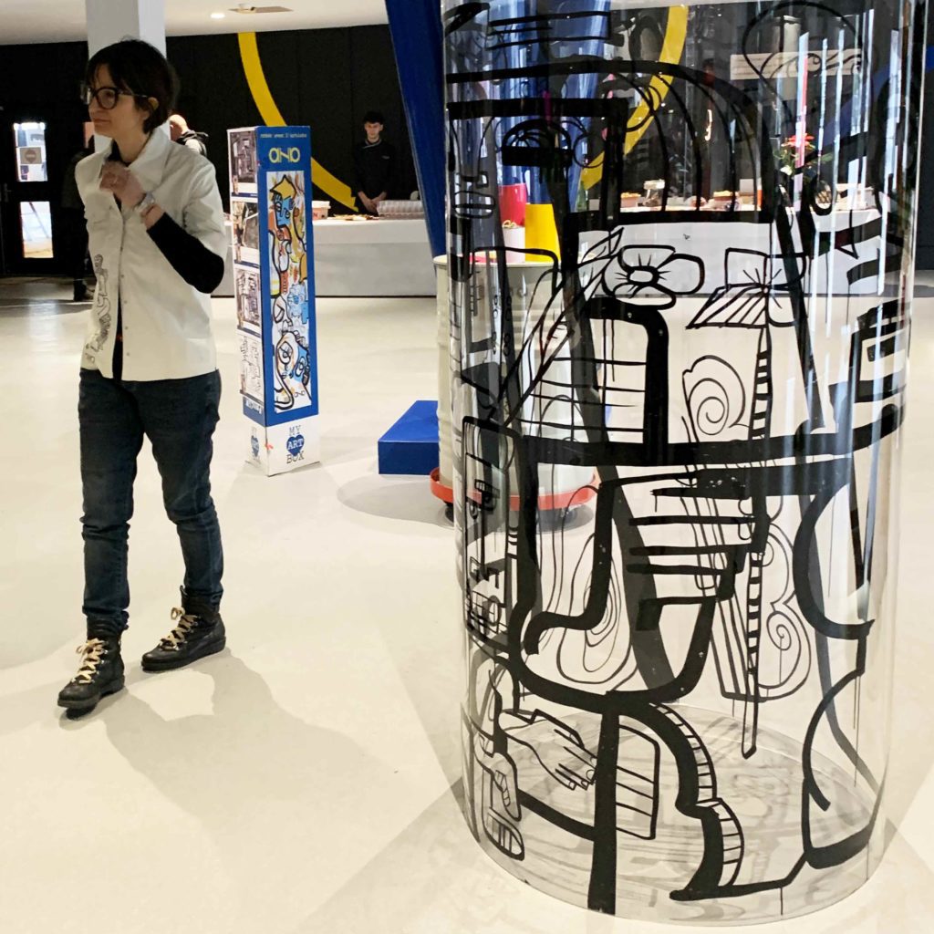 Idée Team Building Original Saône et Loire 2 L'artiste et son Tube plexi géant pré dessiné lors d'une animation fresque aNa Artiste