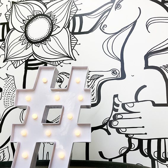 Un hashtag Populaire design blanc pose devant un puzzle my art box de l'artiste aNa qui aide les entreprises à développer leurs business avec instagram