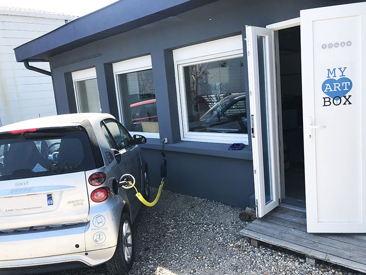Borne de Recharge de Voiture électrique devant bureaux à vendre à Couzon-au-Mont-d'Or Monts d'Or Lyon Nord.