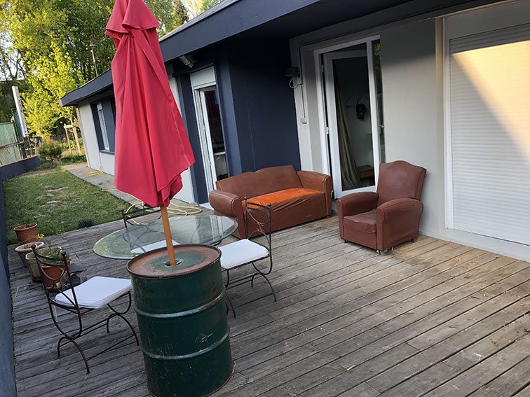 Terrasse Bois Ouest avec coin repas et détente dans Bureaux et Habitation à vendre situés au 1 rue Saint Léonard 69270 Couzon-au-Mont-d'Or