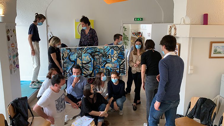 photo de groupe d'une équipe en Team Building Original à Lyon