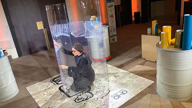 le savoir-faire artistique de aNa artiste consiste à construire une œuvre live sur plexiglass