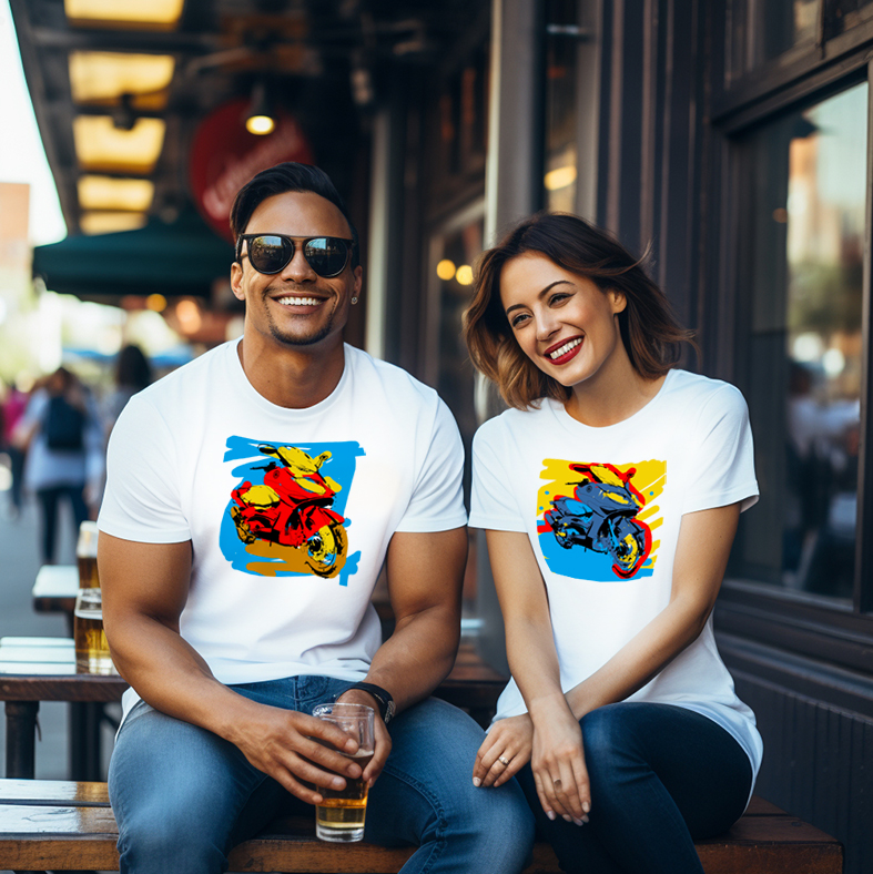 Exemple de T-shirt T-Max 500 imprimé porté par un couple mixte à la terrasse d'un café