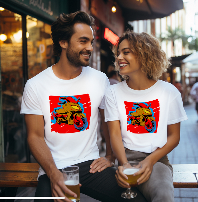un couple en terrasse d'un café porte le même T-shirt T-Max 500 personnalisé avec #colorquiz modèle rouge