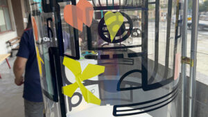 Notre animation Inauguration Innovante Fresque éco-responsable à Paris propose du matériel sobre et durable plexi et vinyle adhésif au lieu de la toile et peinture