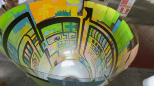Le cylindre plexi d'une animation fresque Inauguration Innovante interactive signée aNa artiste à Paris