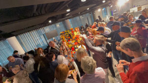 UN exemple de Team Building peinture en entreprise éco-responsable My Art Box à Paris avec 150 participants autour du tube plexi art de aNa artiste dans une salle de formation