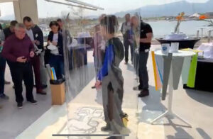 Idée de Team Building de Luxe en Provence Alpes Côte d’Azur à MArseille en extérieur avec aNa artiste et son tube en plexiglass transparent comme support collaboratif en extérieur au NH hotel