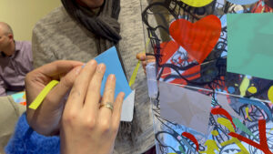 Exemple d'idée découpée dans du vinyle par une participante à une Animation La Fresque du témoignage visiteur en réunion