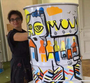 Ana est une artiste de team building sur des barils industriels pour My Art Box à Bordeaux