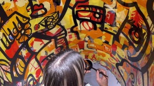 aNa artiste dans sa Fresque Team Building peinture en entreprise My Art box à Paris