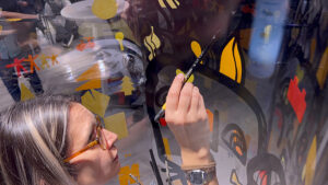 aNa artiste propose une Idée originale de fresque Team Building peinture en entreprise My Art Box à Paris dans un tube transparent en plexiglass pour accueillir les participants tout autour et créer ensemble en même temps