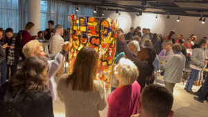 Un original team building peinture haut de gamme en Ile de France autour du cylindre en plexiglass de l'artiste aNa pour un matériel plus durable que la toile et la peinture afin de respecter les engagements rse des organisateurs.