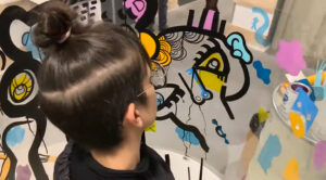 L'artiste dans son tube lors d'une animation inauguration Lyon fresque plexi'art par aNa artiste