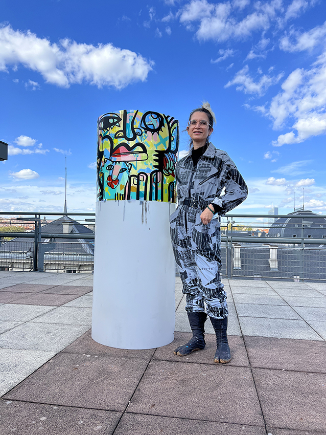 L'artiste à coté d'une de ses fresques collectives plexi signées aNa Fernandes pour my art box à Lyon