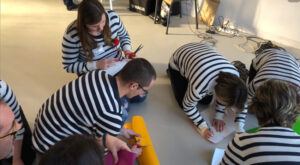 Les participants à une animation fresque en Bretagne organisée par My Art Box pour aider à réfléchir autrement en créant ensemble autour d'un thème commun.