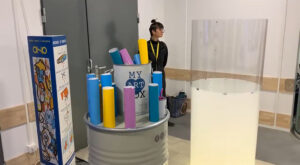 Le matériel d'animation inauguration Lyon par aNa artiste et son tube plexi collaboratif pour fresque My Art Box