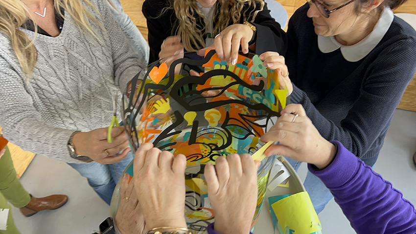 Les participants à un graffiti éco-responsable dans la phase de recyclage du protocole My Art Box animé par anaystof