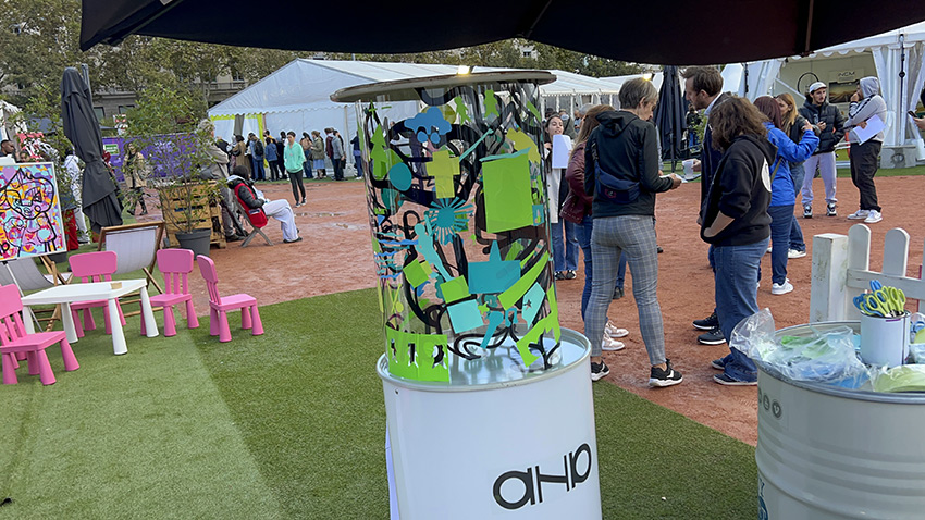 Animation de Stand Inclusive et sobre à Lyon sur 4 jours 11 Une Fresque collaborative originale sur Totem plexi lors d'une Animation de stand inclusive écoresponsable à Lyon en extérieur animée par my art box