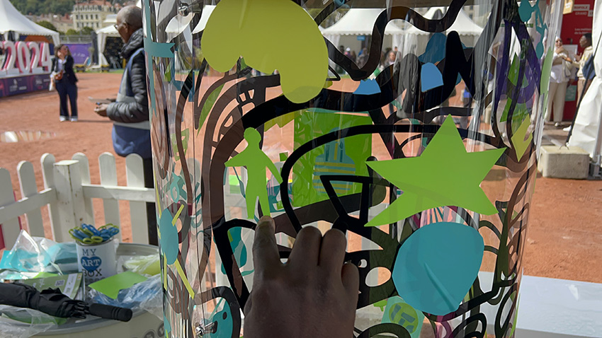 Animation de Stand Inclusive et sobre à Lyon sur 4 jours 10 Une idée de personnage découpé dans du vinyle vert par un participant avec les ciseaux de réemploi lors d'une animation de stand inclusive écoresponsable à Lyon en extérieur animée par my art box et posée sur le plexi