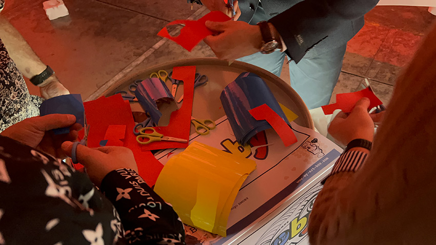 La fresque des jouets écoresponsable à Lons-le-Saunier avec 250 invités 4 Le matériel écoresponsable de la fresque des jouets est composé de stickers à découper par les participants avec des ciseaux de réemploi à la place de la peinture pour limiter les déchets et protection