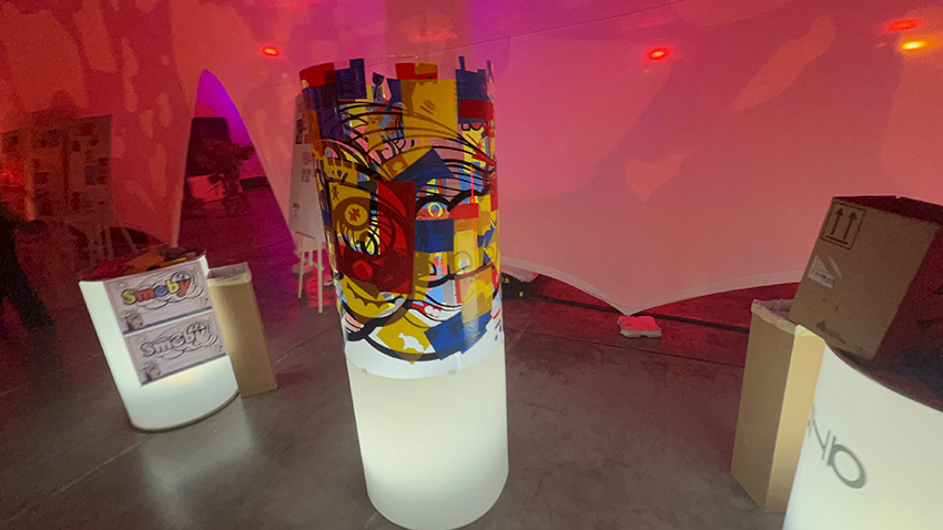 La fresque des jouets écoresponsable à Lons-le-Saunier avec 250 invités 8 Une belle fresque des jouets aNa totem tube plexi en cours de création lors d'un anniversaire d'entreprise à Lons le Saunier