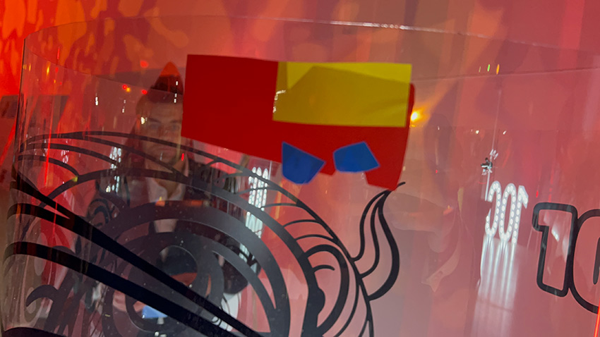 La fresque des jouets écoresponsable à Lons-le-Saunier avec 250 invités 12 Une idée de camion de pompier découpé pour la fresque des jouets My Art Box sous forme de totem tube plexi en cours de création lors d'un anniversaire d'entreprise à Lons le Saunier