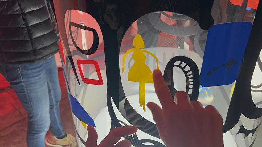 La fresque des jouets écoresponsable à Lons-le-Saunier avec 250 invités 6 Un joli symbole de poupée jaune découpée dans le vinyle écoresponsable sur la fresque des jouets My Art Box sous forme de totem tube plexi en cours de création lors d'un anniversaire d'entreprise à Lons le Saunier