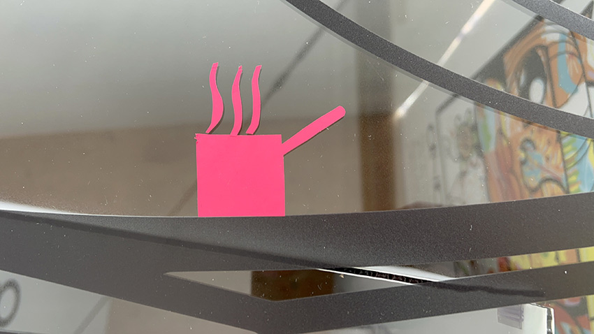 1 méthodique fresque du tri pour 100 personnes à Albi 10 Une idée de casserole de cuisine découpé dans du vinyle rose par un cuisinier et collé sur fresque du tri My Art Box exposée à Albi