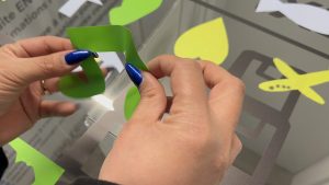 Une idée de note de musique découpée par une invitée dans du vinyle adhésif éco-responsable vert lors de l'animation fresque anniversaire entreprise à Genève animée par Christophe Chazot